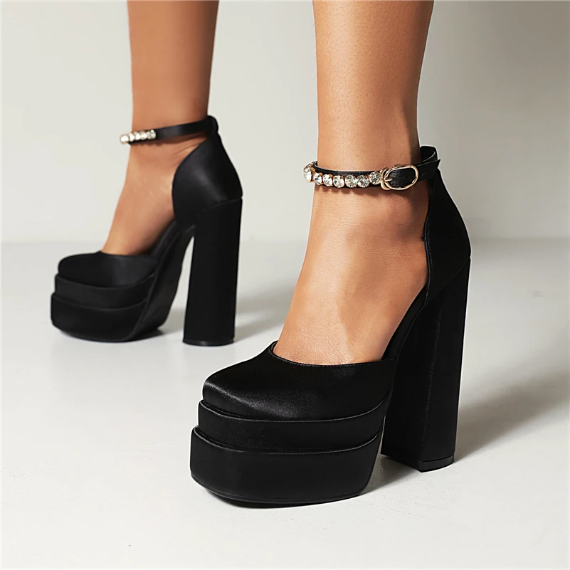 туфли братц версаче 2021 bratz. каблуки с квадратным носом. Bratz xpress it 2002 коллекция. туфли версаче братц. каблуки версаче 2021.