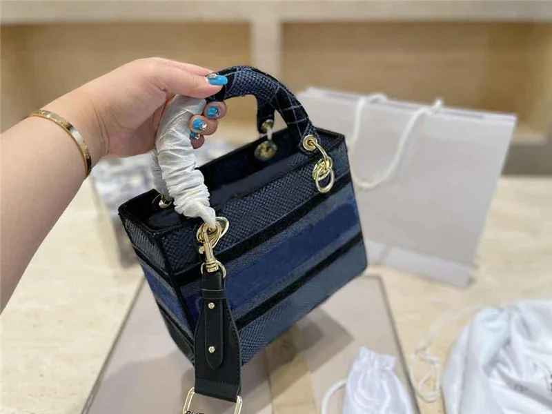 

Women Bags 21AW Hot Classical Female Designers Fashion Style Luxurys Unisex Handbags Fashion Men Shoulder Bags 9 Colors