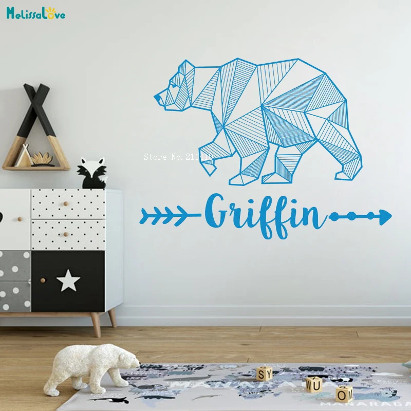 Виниловая наклейка на стену с изображением геометрического медведя в лесу