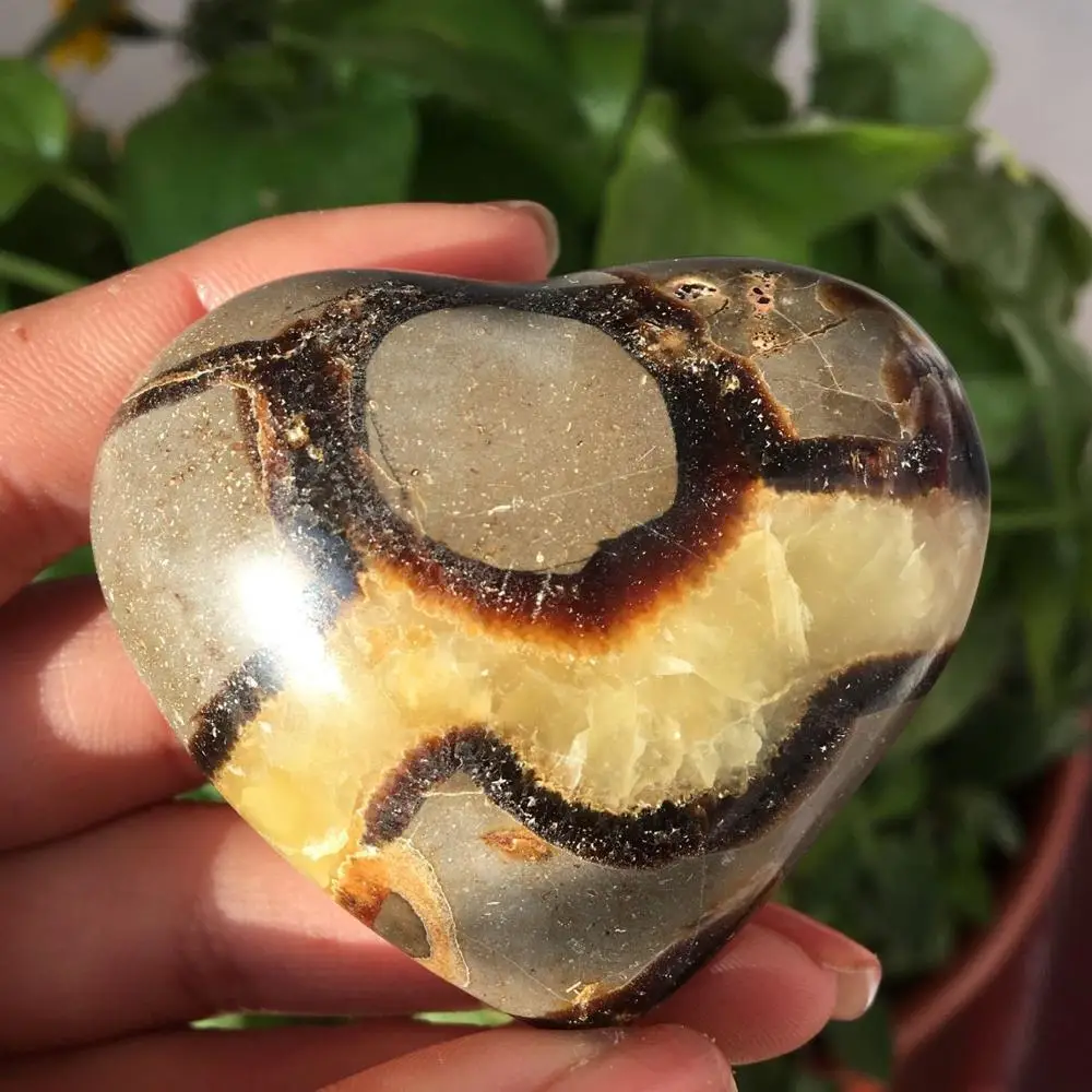 

Beautiful natural turtle back stone crystal heart heals as a gift of natural crystal reiki 80-90g