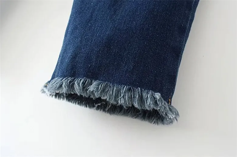 Джинсы женские с цветочной вышивкой средней посадки батальных размеров весна