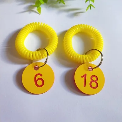 yellow Meetee 50 шт. красочные пластиковые цифры диск наручные катушки Пряжка шкафчик тренажерный зал сауна плавательный клуб ID браслет карта крюк DY202 - Цвет: yellow