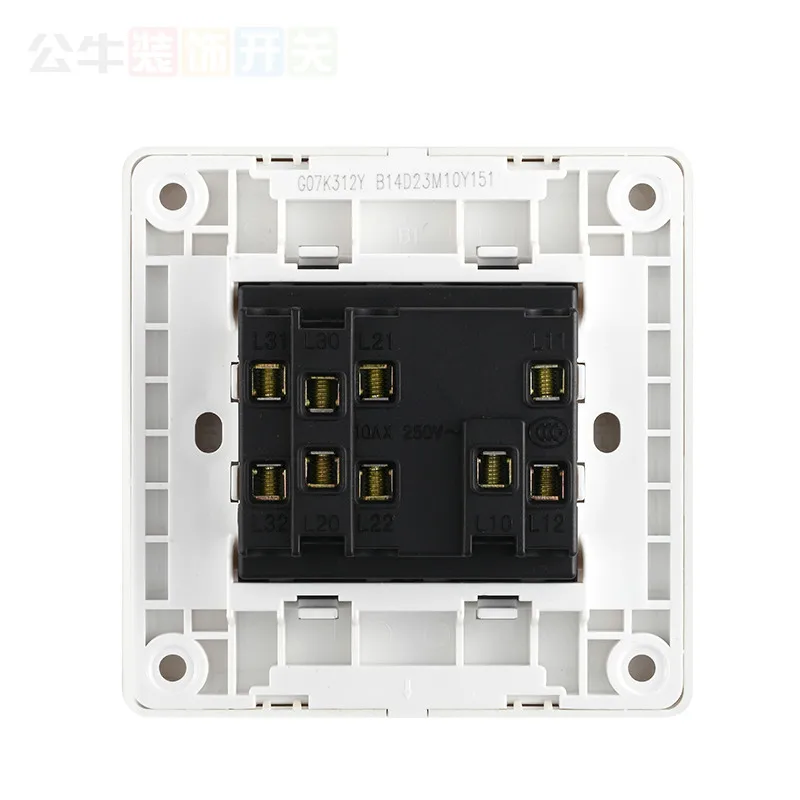 Розетка-переключатель с 3 открытыми тройными переключателями питания |