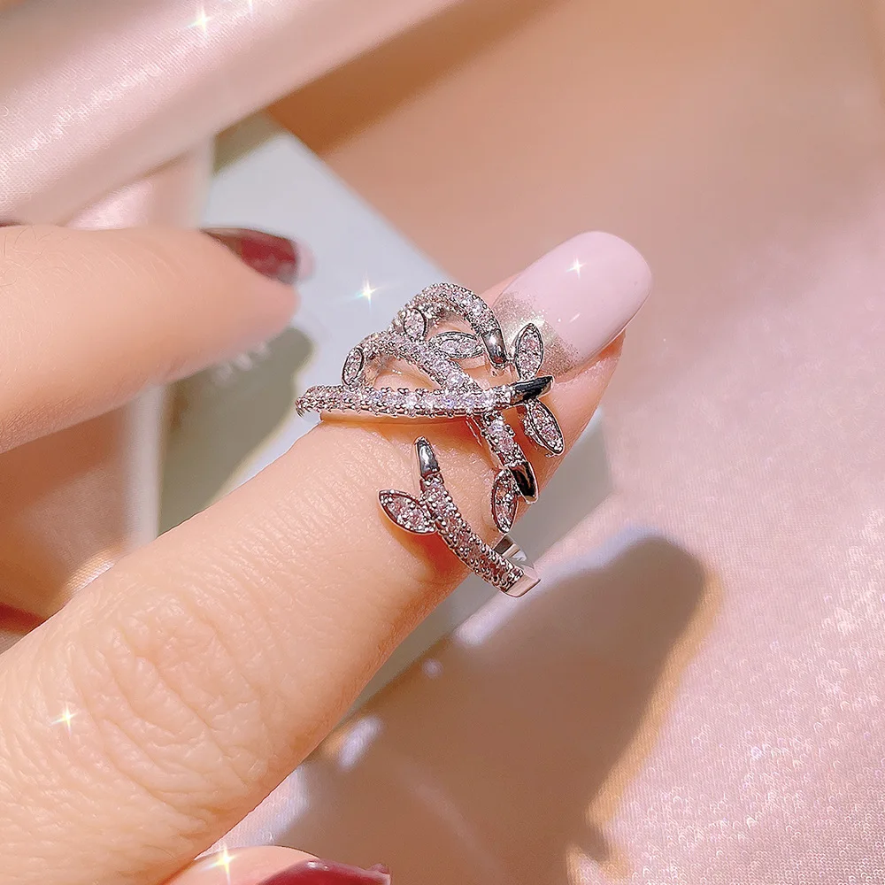 

Кольцо с бабочкой из серебра 925 пробы с фианитом