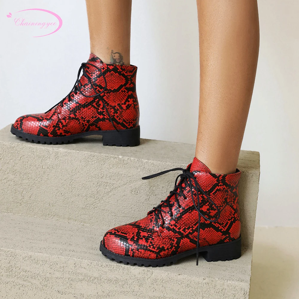 

Повседневные стильные ботильоны с круглым носком, модные ботинки со шнуровкой под змеиную кожу, белые, красные, синие, на толстом среднем ка...