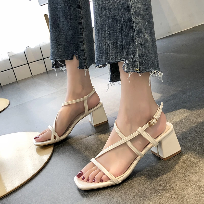 Новые модные летние женские босоножки пикантные Модные римские сандалии на