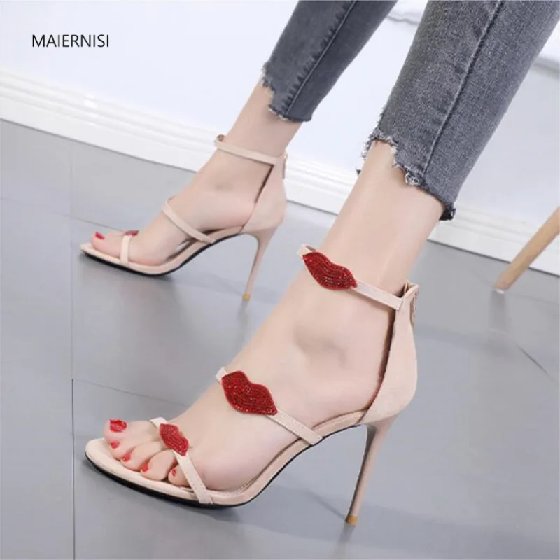 Летние женские туфли на высоком каблуке привлекательные новые сандалии с узором