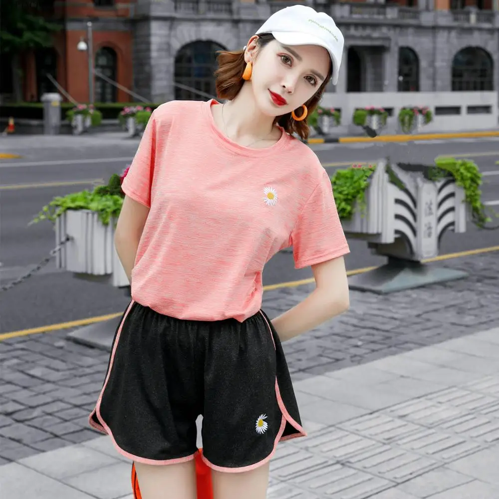 

Женский комплект из 2 предметов, простая тонкая футболка с коротким рукавом и вышивкой Маргариток и шорты с широкими штанинами и эластичным поясом, 2020