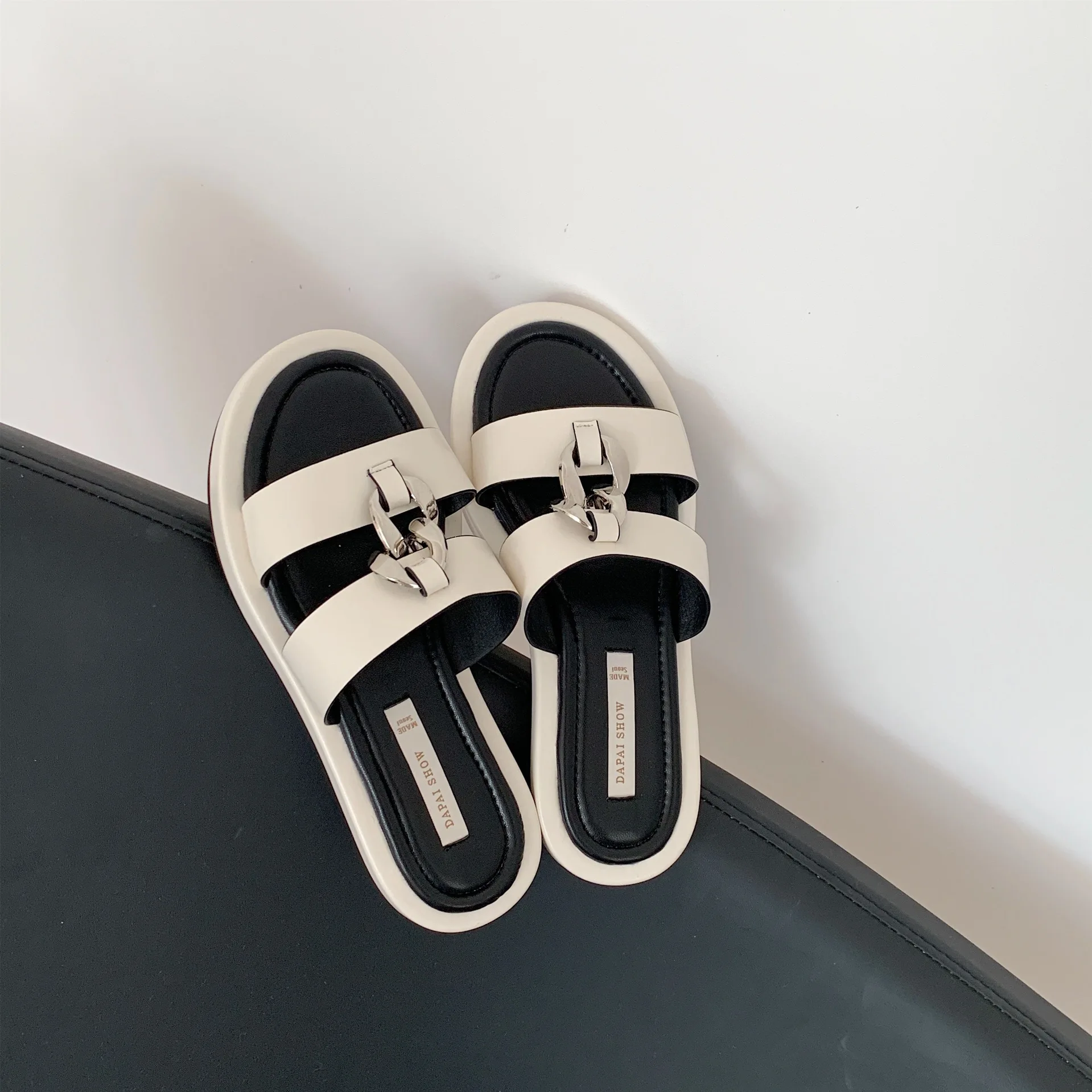 

Rivet Slippers Women Summer Shoes Slides Low Platform Fashion Pantofle Flat Luxury 2021 Rubber Basic PU Hoof Heels Metal Decorat