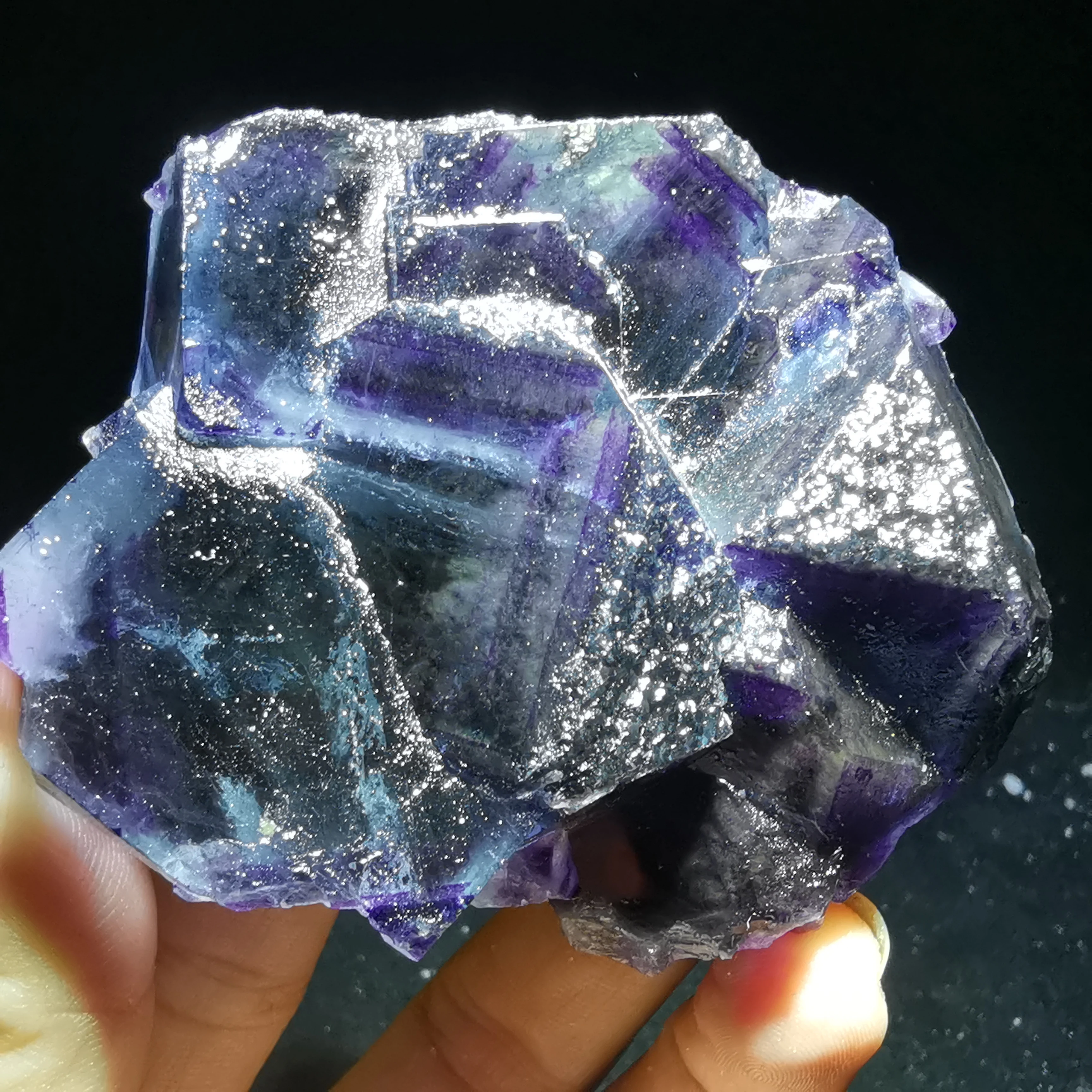 

185.3gNatural dark purple fluorite, crystal mineral specimen