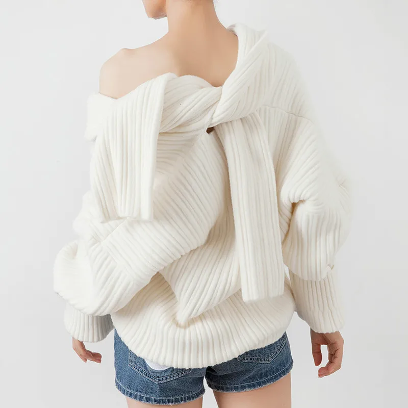 Женский свитер на шнуровке белый одно плечо с косым воротником и длинным рукавом