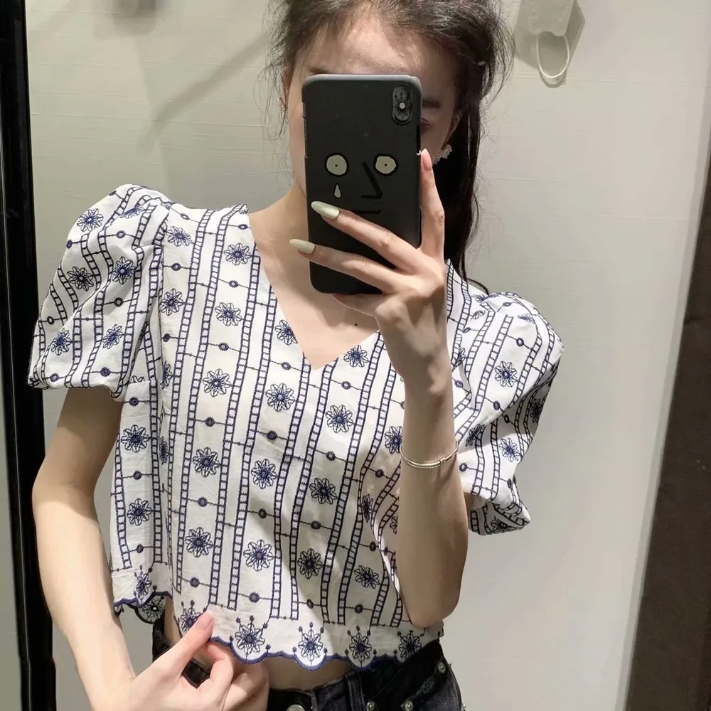 

2021 Casual Women Floral Embroidery Pullover Blouse Puff Sleeve Elegant Embroidered Tops Summer V neck Shirts Ladies Vacation
