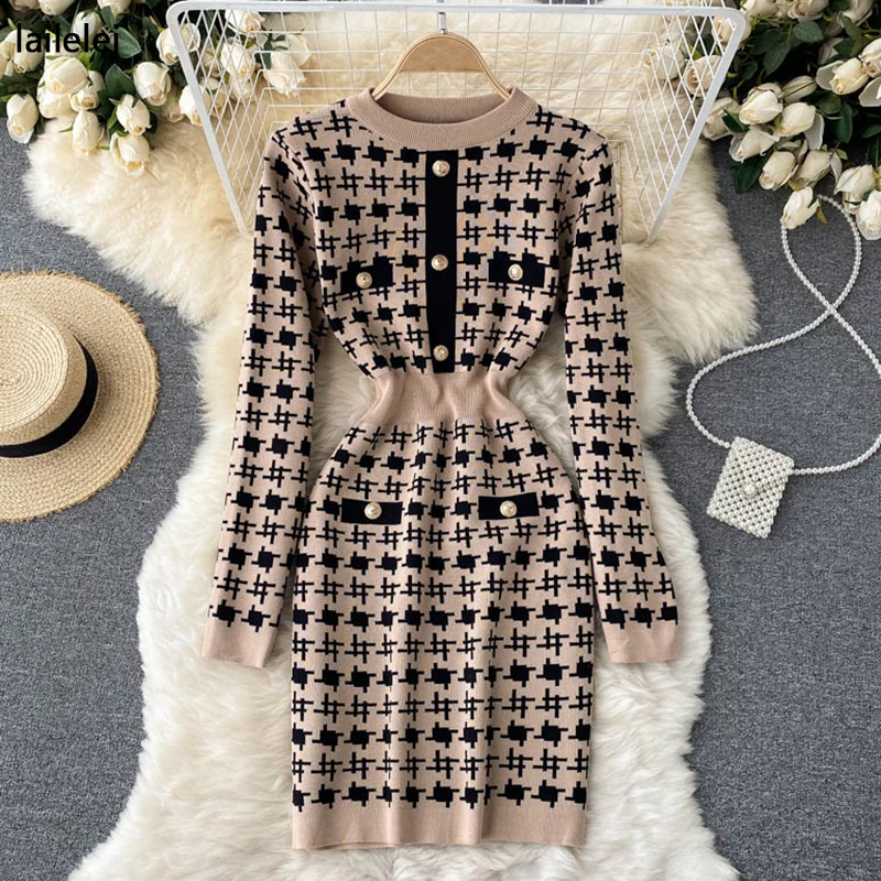 Трикотажное мини-платье с рисунком гусиные лапки на пуговицах соблазнительное