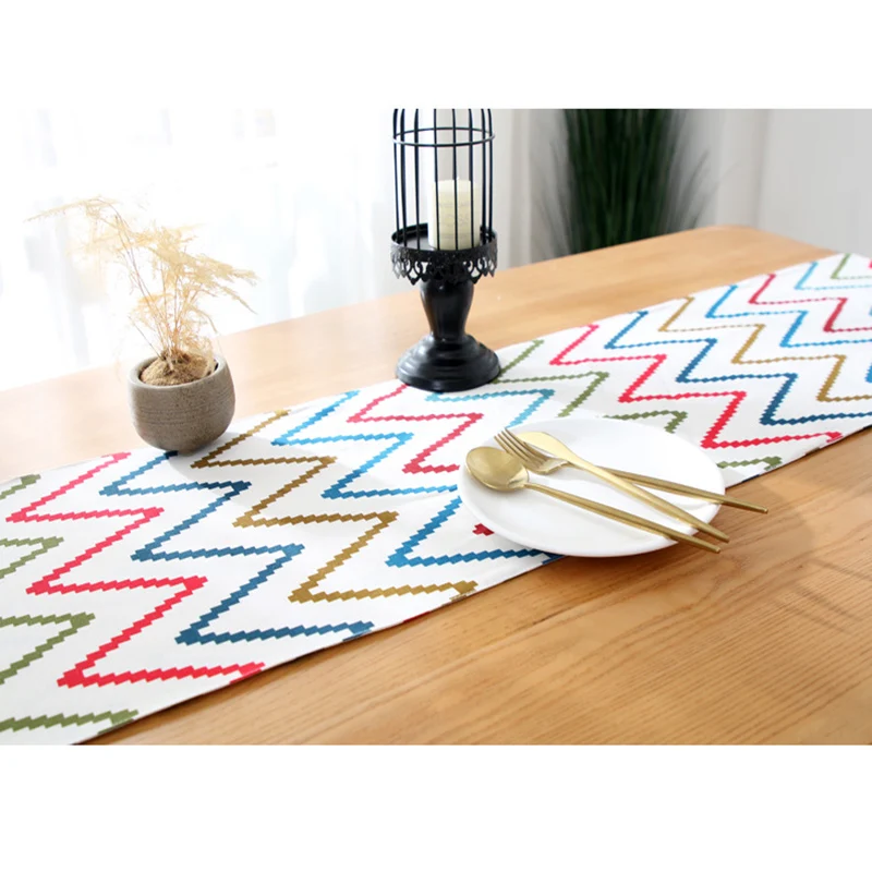 Декоративная скатерть в полоску с геометрическим элементом | Дом и сад