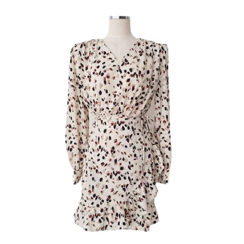

2021 spring new temperament French skirt carefully machine shoulder pads V-neck one piece dress women