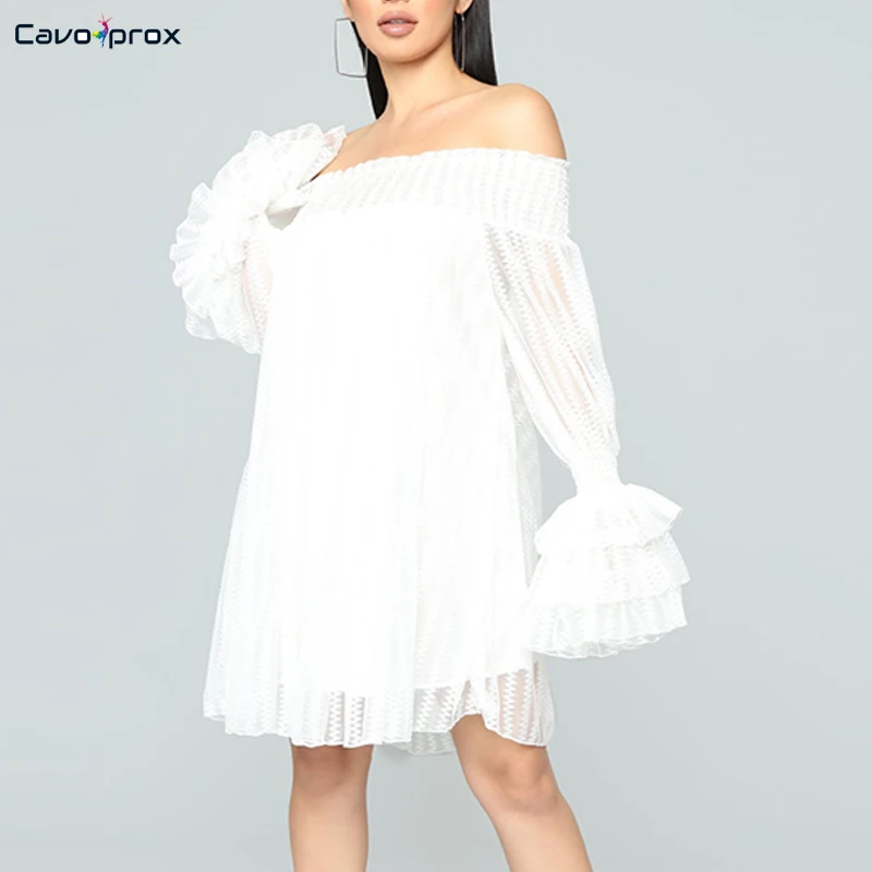 Женское кружевное мини-платье выше колена с открытыми плечами и длинным рукавом