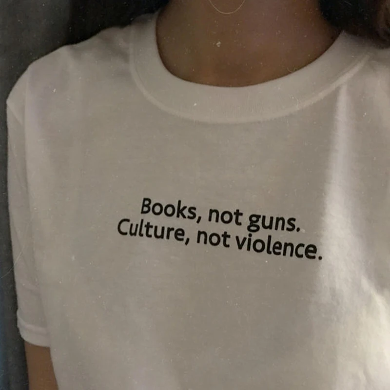 Футболка женская хлопковая забавная Повседневная с принтом книги не пистолеты