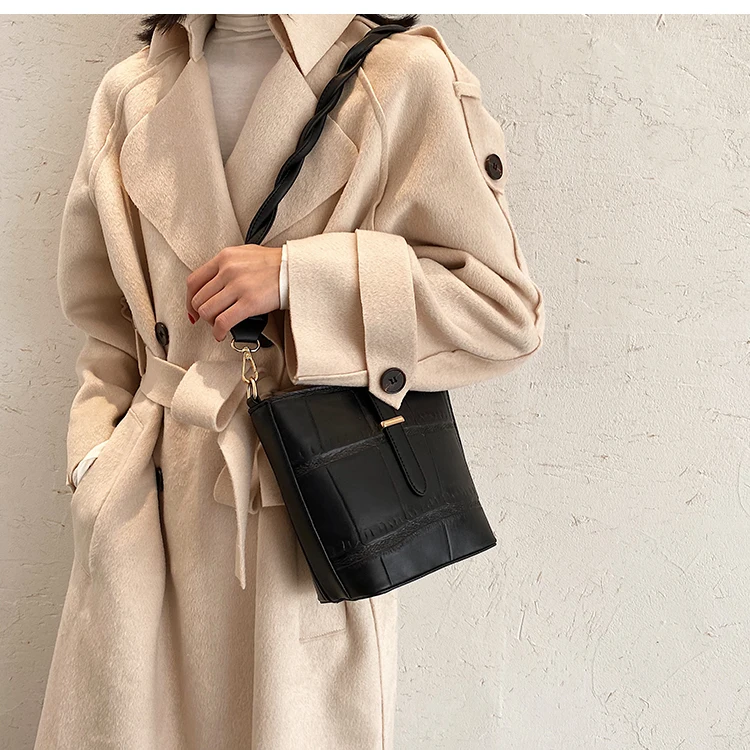 

Autumn and winter retro women's bag 2020 new fashion fashion net red versatile small design Single Shoulder Messenger Bucket Bag