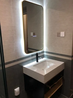 Простой зеркальный шкаф мраморная столешница раковина с подсветкой |