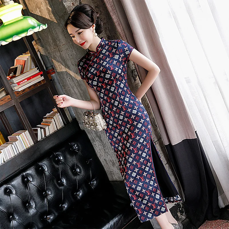 2021 Весна Лето Новое шелковое платье тутового шелкопряда с коротким рукавом в