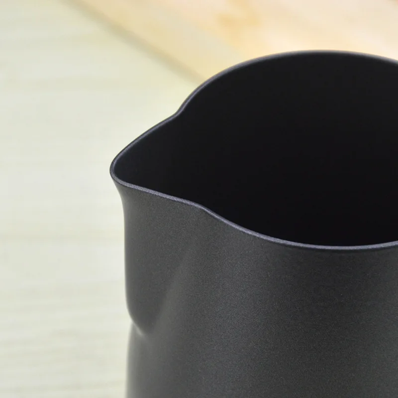 Черный кувшин из нержавеющей стали с антипригарным покрытием для взбивания