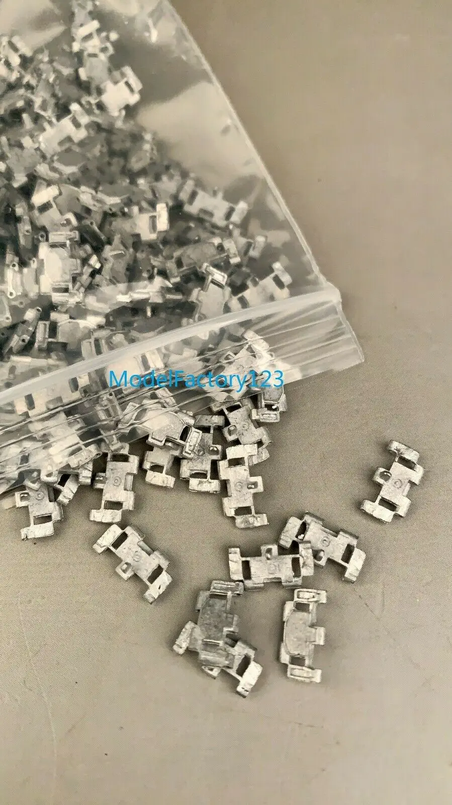 R Model CQ35090H 1/35 Metal Track and Pin for U S M113 APC | Building Kits