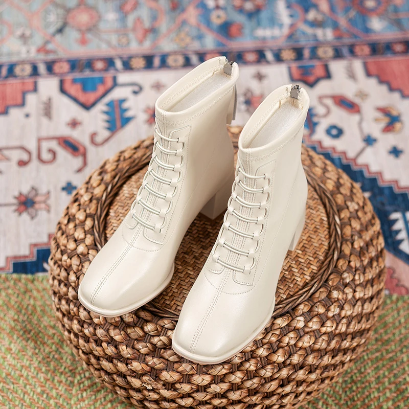 Женские ботинки на молнии черные резиновые до щиколотки высоком каблуке