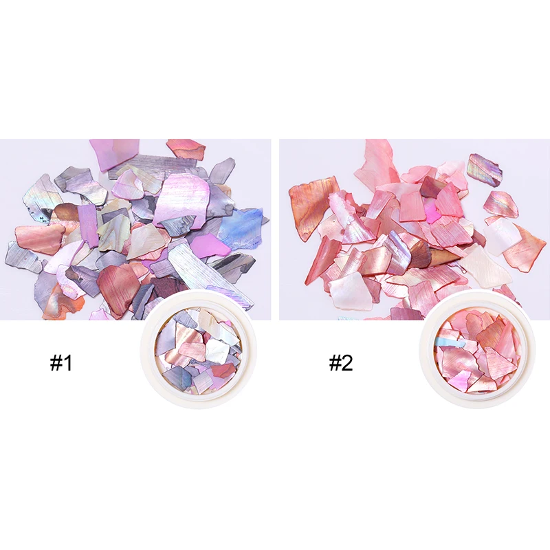 Кусочки ракушек неправильной формы разных размеров в коробке для дизайна ногтей из искусственных трехмерных декораций.