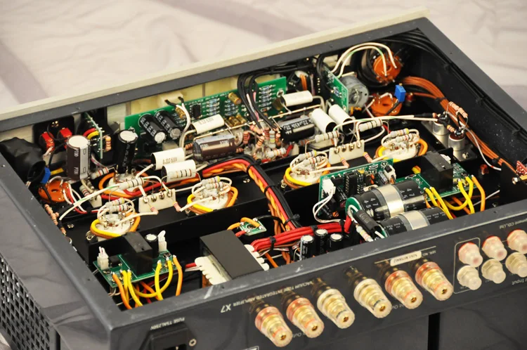 Интегрированный усилитель мощности 45 Вт * 2 |