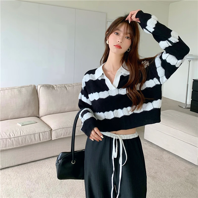 Женский трикотажный укороченный свитер в полоску черный или белый Повседневный