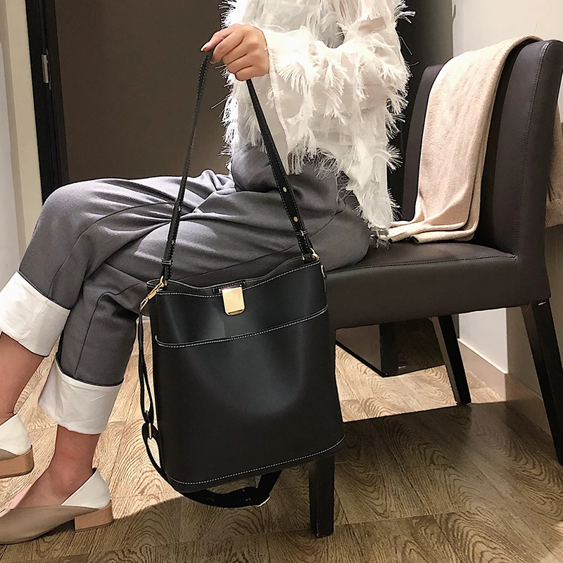 Сумка-мешок женская из экокожи модный саквояж на плечо вместительный мессенджер