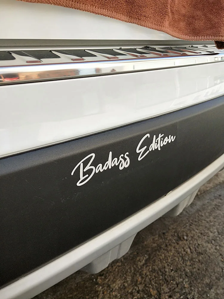 Забавная виниловая наклейка ZTTZDY 15 5 см * 2 9 в виде слова Badass Edition для автомобиля