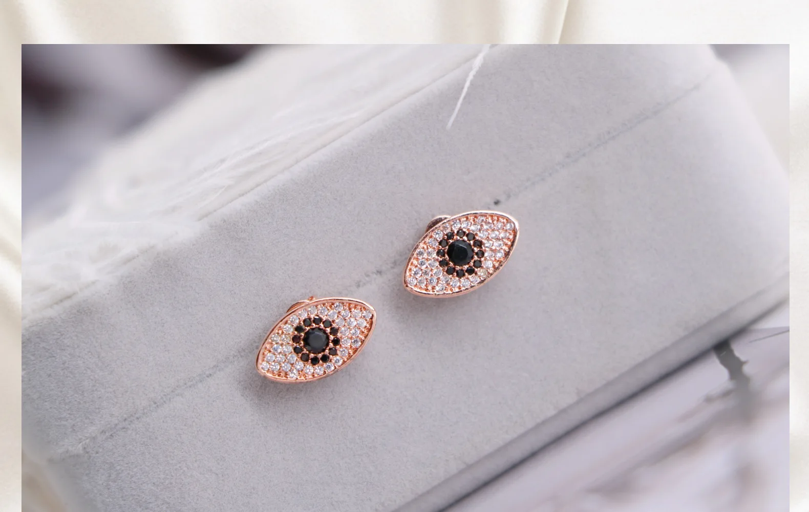 

Classic Devil's Eye Stud Earrings Zircon Copper Nail S925 Silver Needle Hypoallergenic Personality Lady Earrings