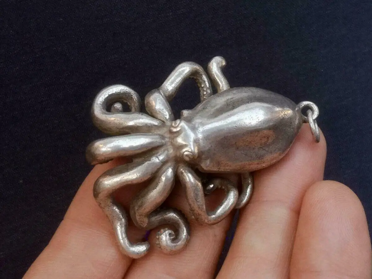 

Old China тибетский серебряный резной Octopus Статуэтка рыбы подвеска, амулет, ожерельлье подарок