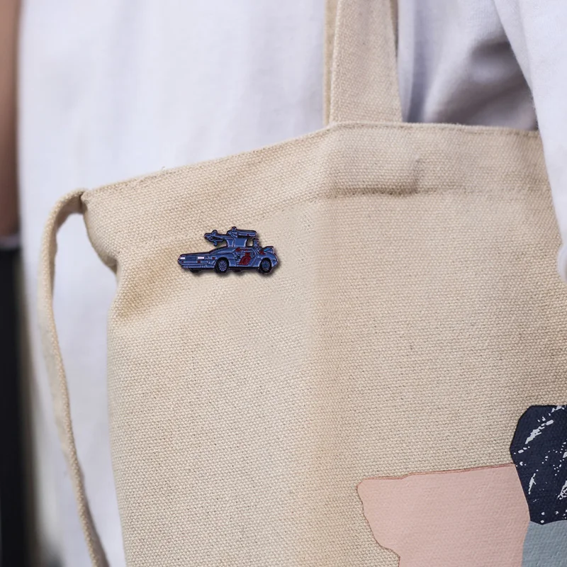 Делореанская штифтовая булавка с отворотами чтобы вернуться в будущее сейчас и