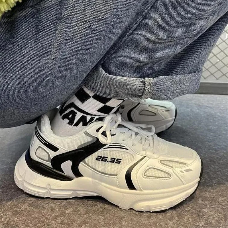 Женские кроссовки из ПУ кожи розовые на плоской вулканизированной подошве