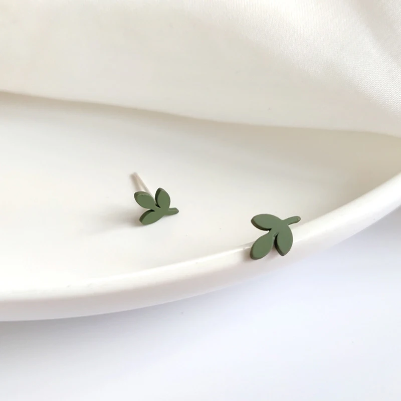 

Новое поступление в Корейском стиле Металлические модные новые милые мини серьги-гвоздики с зелеными листьями для женщин модные ювелирные ...