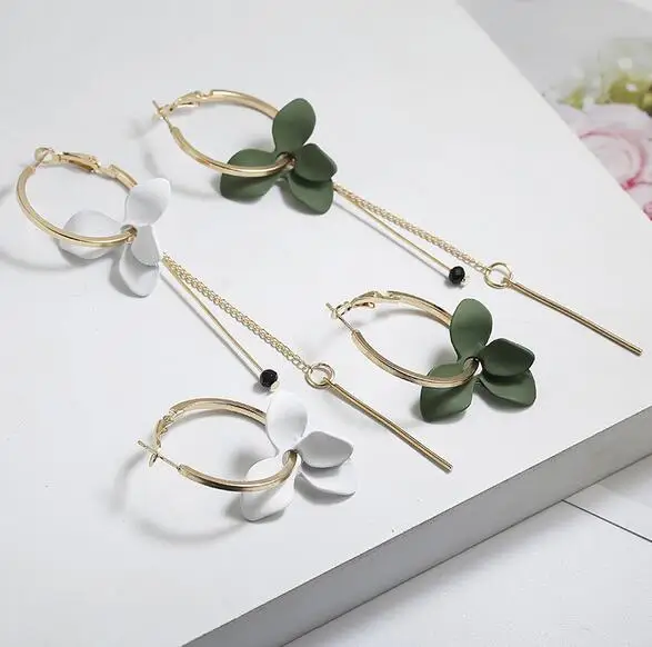 Женские асимметричные серьги элегантные обручи с белыми цветами маленький