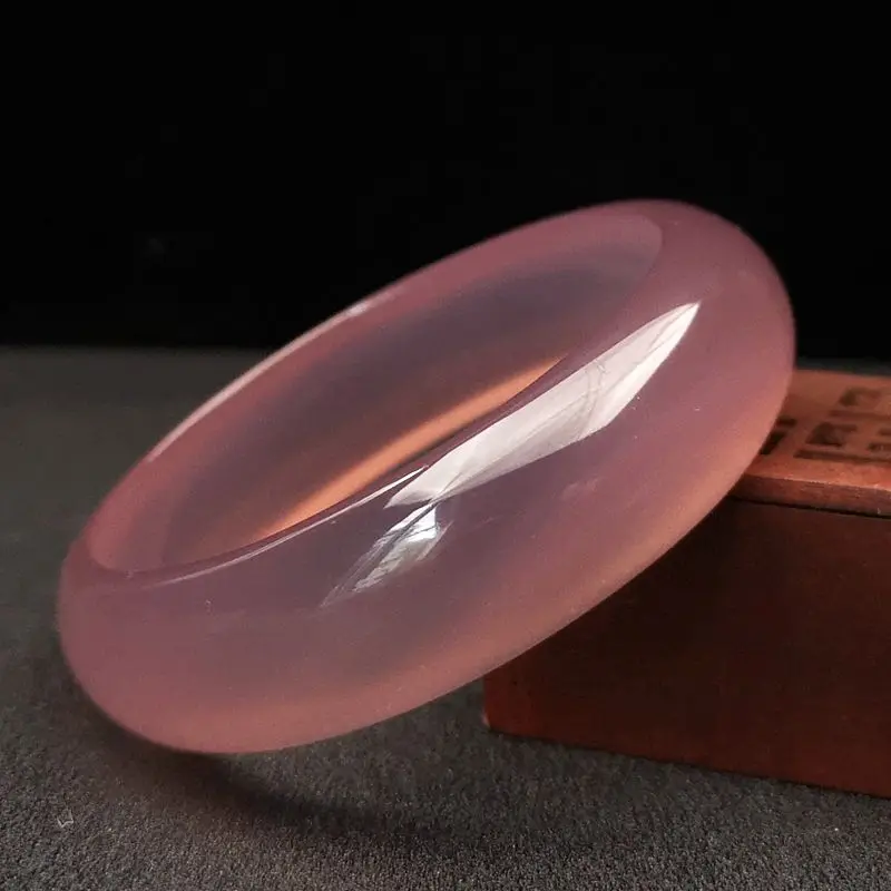 Браслет с натуральным розовым кристаллом элегантный темперамент вишневый цвет