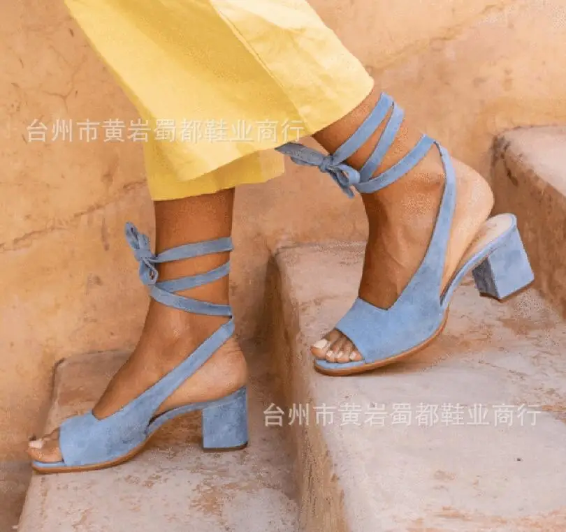 Женские босоножки с ремешками на щиколотке высоком массивном каблуке открытым