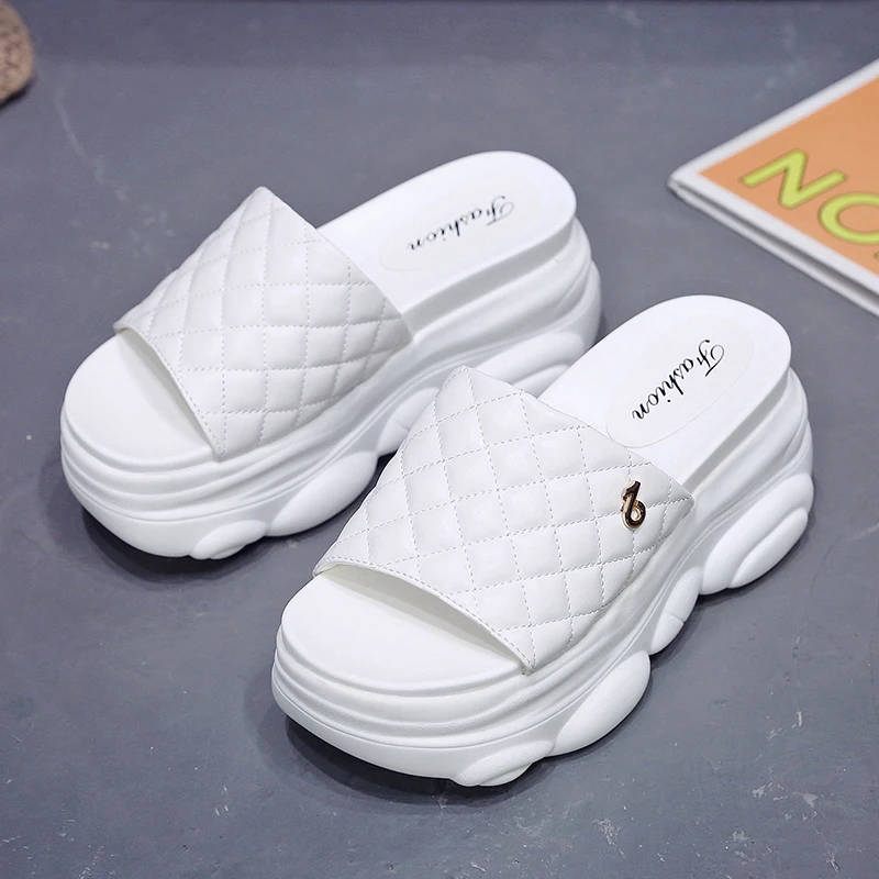 Сланцы женские на танкетке металлические шлепанцы с музыкальными нотками без