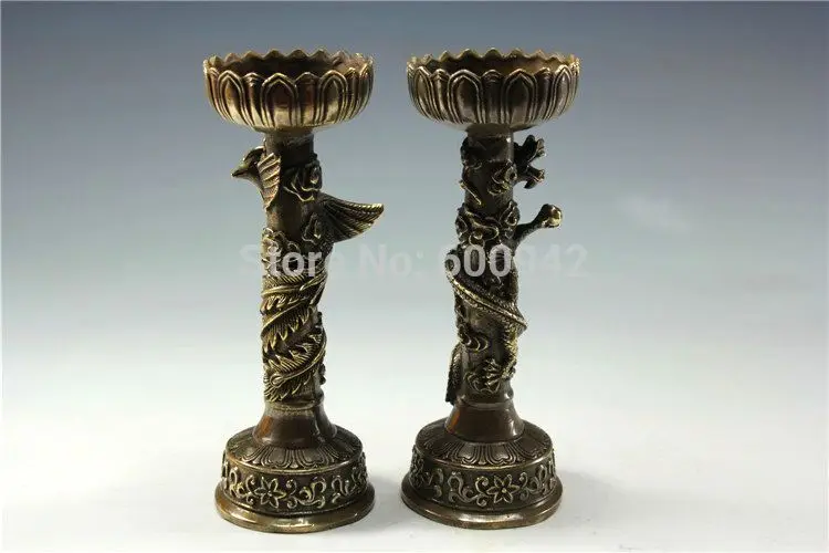 Пара старых медных подсвечников с драконом Фениксом подразумеваемым значением |