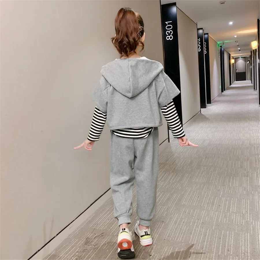 Детский спортивный костюм из трех предметов кофта с длинным рукавом и штаны |
