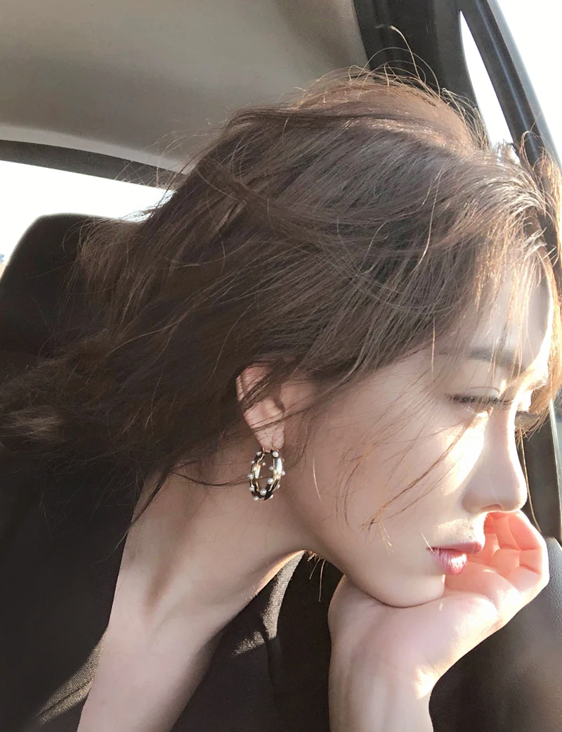 

Female Korean temperament personality wild pearl earrings metal circle earrings ear nails tide