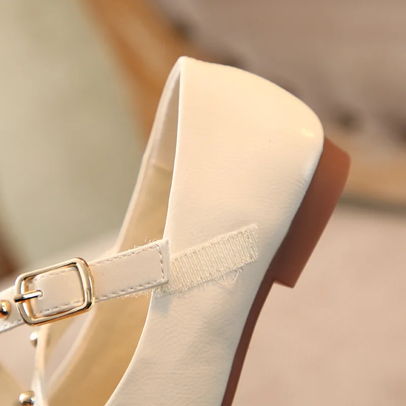 Весенняя детская обувь принцессы Обувь на плоской подошве с заклепками для