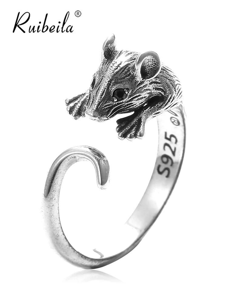 Anneau ouvert de souris de zodiaque d'année natale rétro hommes et femmes 925 bague en argent souris bébé câlin 2020 nouveau
Anneau ouvert de souris de zodiaque d'année natale rétro hommes et femmes 925 bague en argent souris bébé câlin 2020 nouveau