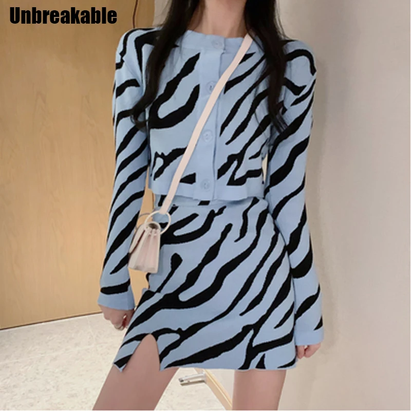 

Новинка 2020, Модный женский комплект из двух предметов с принтом зебры, вязаная верхняя одежда, кардиган, короткая юбка, шикарный корейский К...