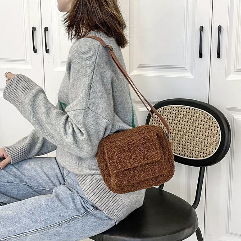 

Корейские простые плюшевые маленькие милые сумки через плечо для женщин, зимняя сумка через плечо из искусственной овечьей шерсти, кошелек,...