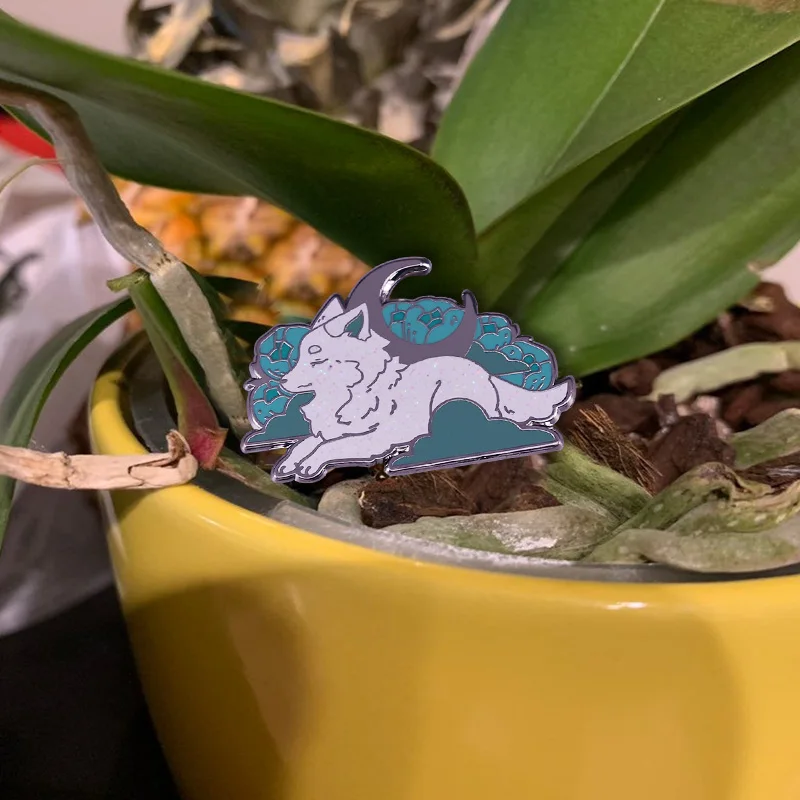 Эмалированная булавка с изображением белой арктической лисы фэнтезийное