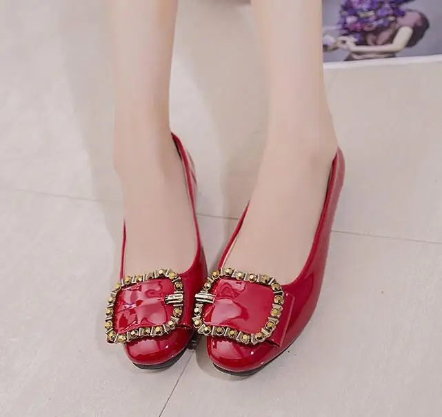 Женские лакированные туфли на плоской подошве черные с бантиком и стразами